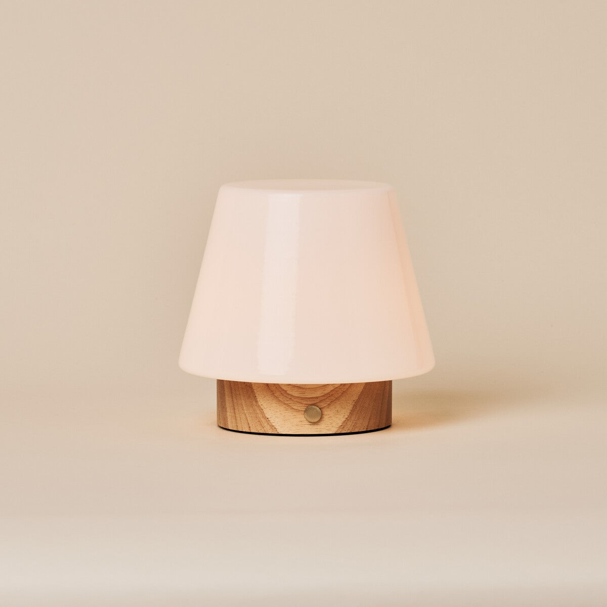 Oplaadbare tafellamp Jadey Small, licht hout met wit glazen kap op beige studioachtergrond