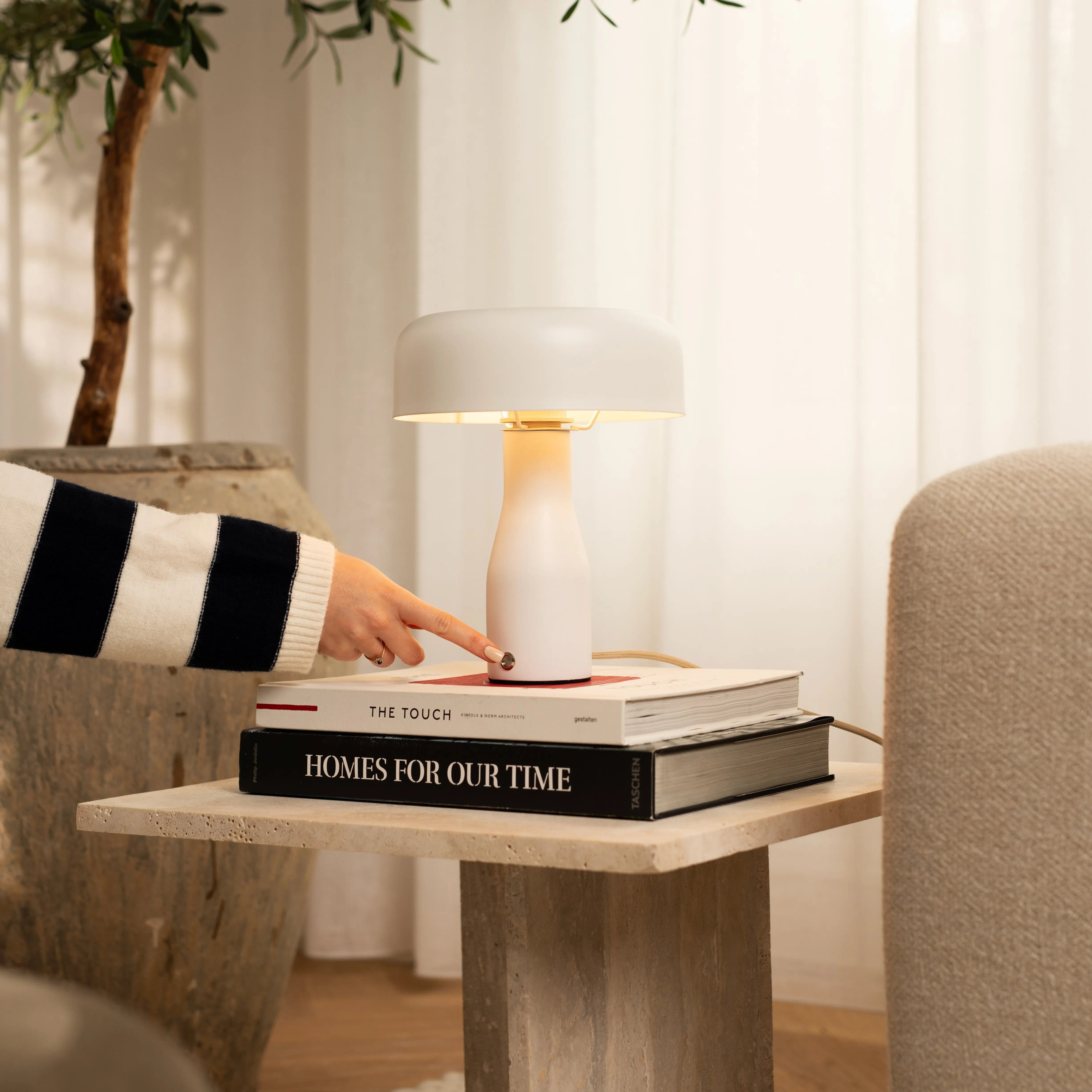 Jape White Metal Table Lamp – Timeless Design, Warm Light, & Elegant Style Tavellio