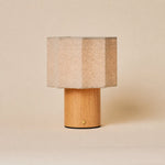 Oplaadbare tafellamp Jessie in lichtbruin hout met zeshoekige beige linnen kap