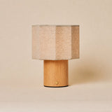 Oplaadbare tafellamp Jessie in lichtbruin hout met zeshoekige beige linnen kap