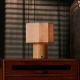 Oplaadbare tafellamp Jessie in lichtbruin hout met beige linnen kap op een houten dressoir