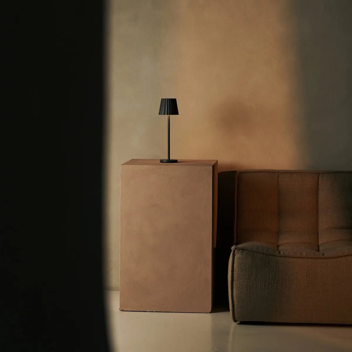 Maya Stone Grey Ribbed Table Lamp Made of Iron – Dimmable Lamp & 3 Light Modes, Rechargeable via Wireless Charging Station Tavellio