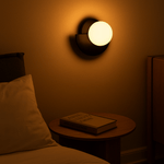 Oplaadbare wandlamp gemaakt van hout en glas. Gemakkelijk te plaatsen, op te laden en eenvoudig in gebruik, geen stroom nodig!