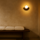 Oplaadbare wandlamp gemaakt van hout en glas. Gemakkelijk te plaatsen, op te laden en eenvoudig in gebruik, geen stroom nodig!