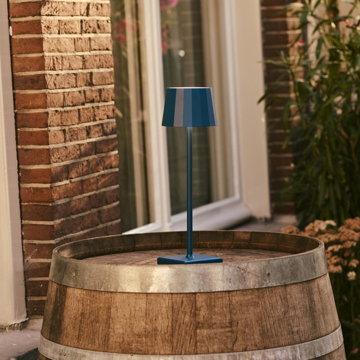 Wouter Delftware Blue Rechargeable Table Lamp – Wireless Charging, Dimmable, 120-Hour Battery Life