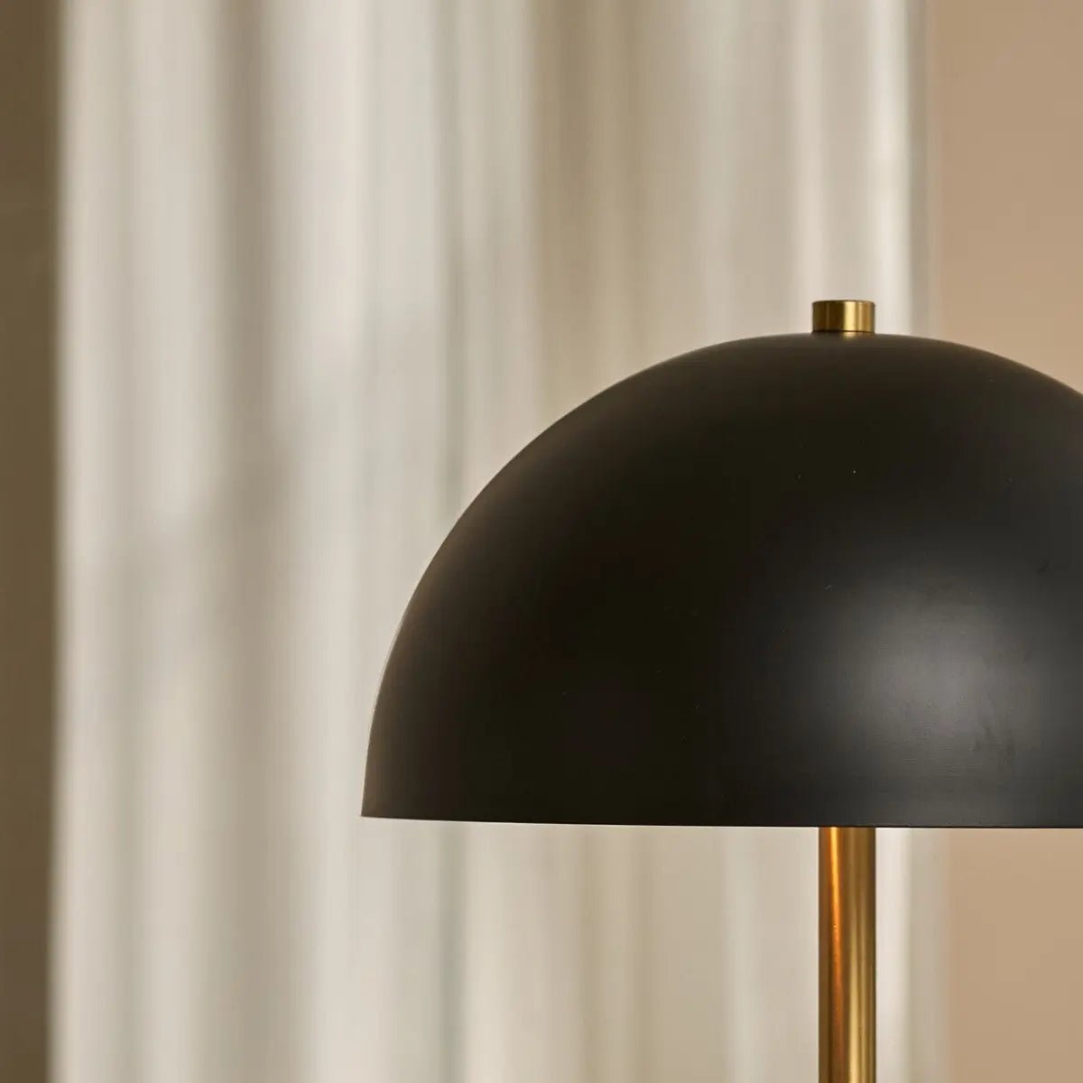 Lola Gold & Black Table Lamp – Elegant Metal Design with On/Off Switch Tavellio