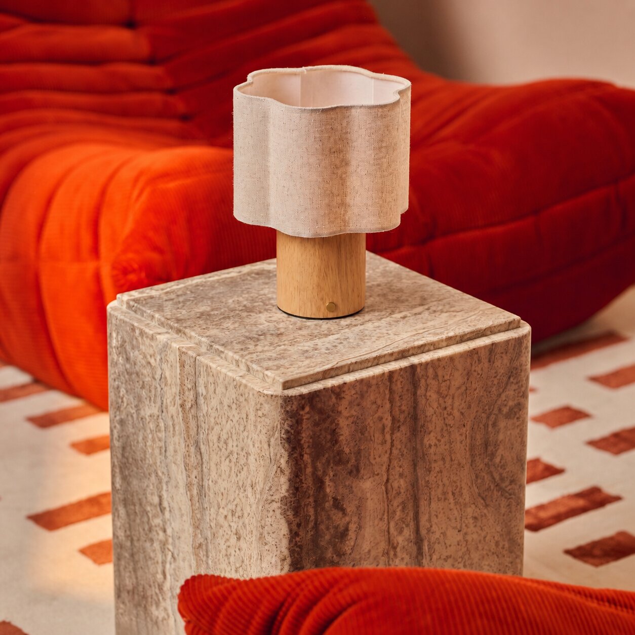 Lucy bois clair lampe de table rechargeable Tavellio – abat-jour ondulé en lin naturel – sur un cube en marbre travertin