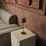 Maya Copper Ribbed Table Lamp Made of Iron – Dimmable Lamp & 3 Light Modes, Rechargeable via Wireless Charging Station Tavellio