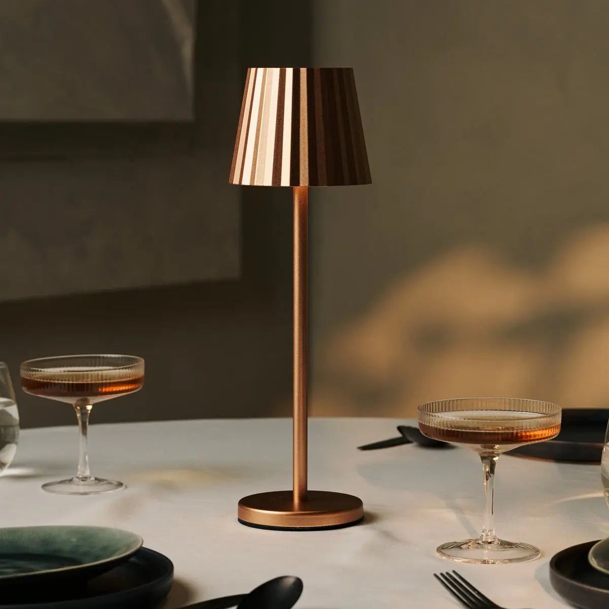 Maya Copper Ribbed Table Lamp Made of Iron – Dimmable Lamp & 3 Light Modes, Rechargeable via Wireless Charging Station Tavellio