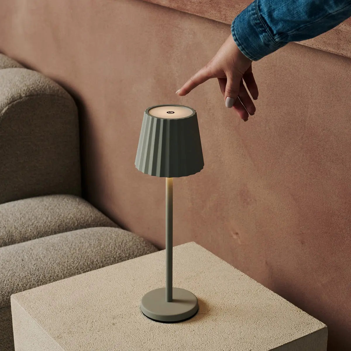 Combi Set Professional – 4 x Maya Shadow Grey Rechargeable Table Lamps & 1 x Amstel Wireless Charging Station with Qi-Technology – Perfect for Restaurants, Hospitality & Hotels Tavellio
