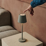 Combi Set Professional – 4 x Maya Shadow Grey Rechargeable Table Lamps & 1 x Amstel Wireless Charging Station with Qi-Technology – Perfect for Restaurants, Hospitality & Hotels Tavellio