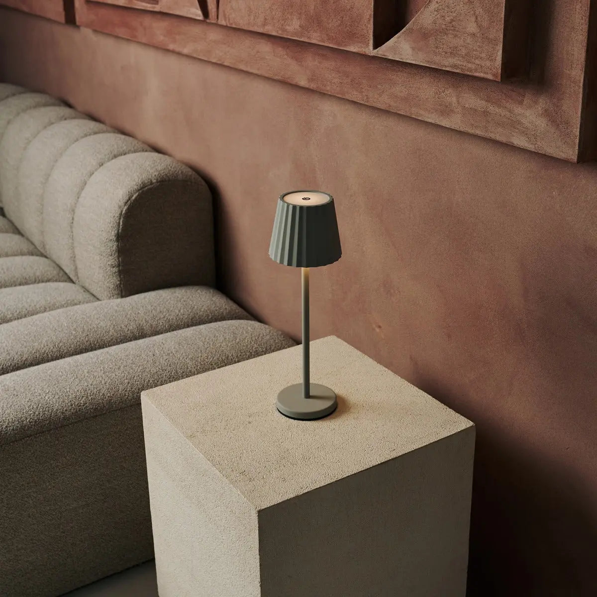Maya Schaduw Grey Ribbed Table Lamp Made of Iron – Dimmable Lamp & 3 Light Modes, Rechargeable via Wireless Charging Station Tavellio