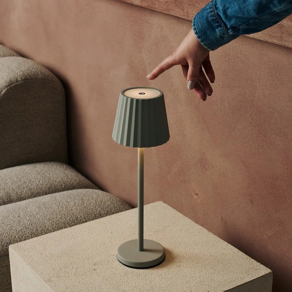 Combi Set Professional – 8 x Maya Shadow Grey Rechargeable Table Lamps & 1 x Central Station Wireless Charging Station with Qi-Technology – Perfect for Restaurants, Hospitality & Hotels Tavellio