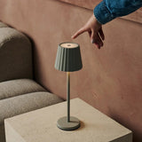 Combi Set Professional – 8 x Maya Shadow Grey Rechargeable Table Lamps & 1 x Central Station Wireless Charging Station with Qi-Technology – Perfect for Restaurants, Hospitality & Hotels Tavellio