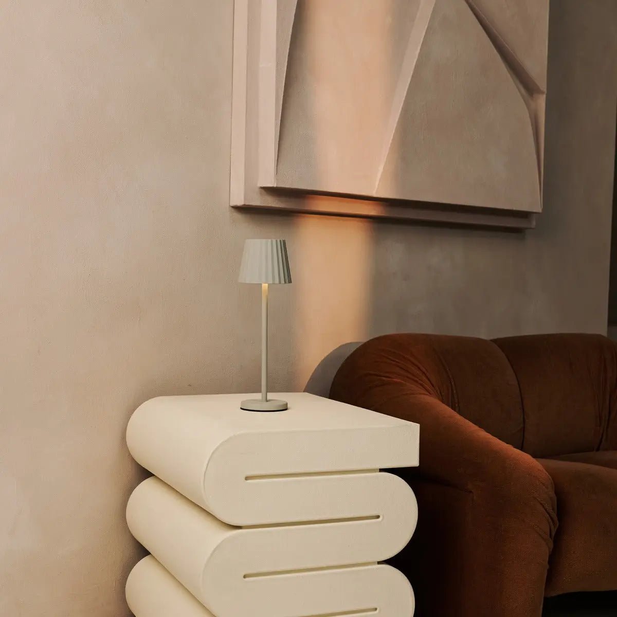 Combi Set Professional – 8 x Maya Shadow Grey Rechargeable Table Lamps & 1 x Central Station Wireless Charging Station with Qi-Technology – Perfect for Restaurants, Hospitality & Hotels Tavellio
