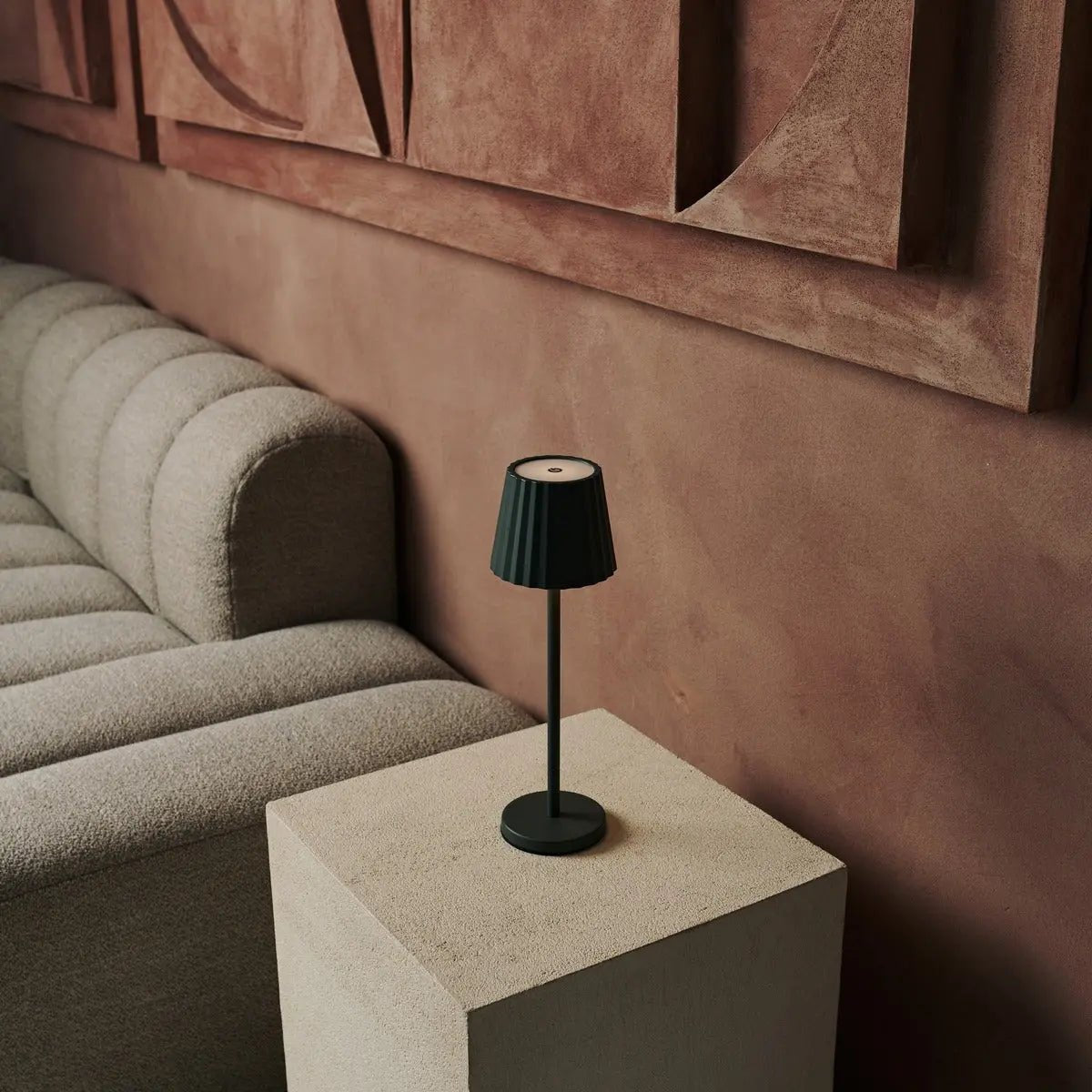 Maya Olive Green Ribbed Table Lamp Made of Iron – Dimmable Lamp & 3 Light Modes, Rechargeable via Wireless Charging Station Tavellio