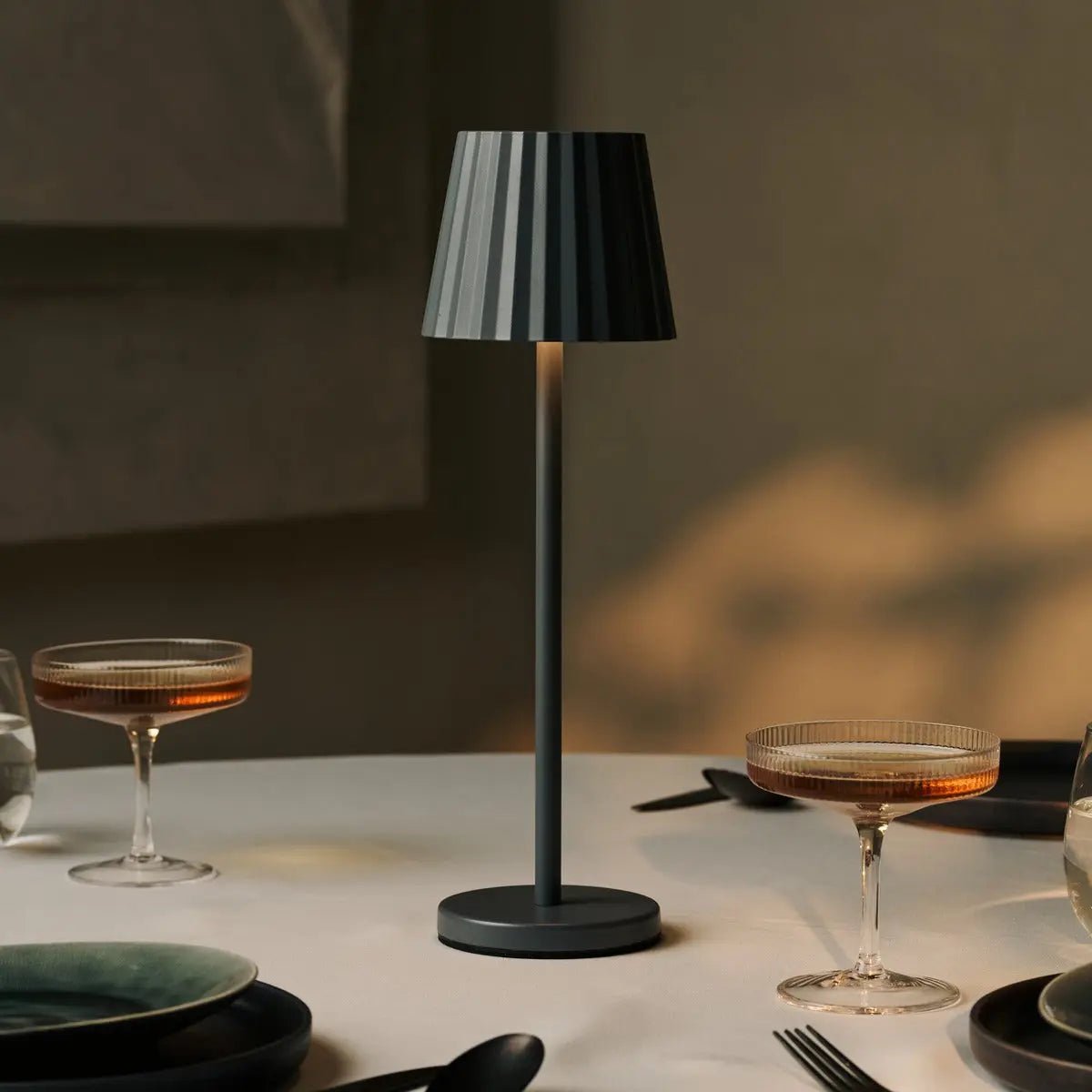 Maya Stone Grey Ribbed Table Lamp Made of Iron – Dimmable Lamp & 3 Light Modes, Rechargeable via Wireless Charging Station Tavellio