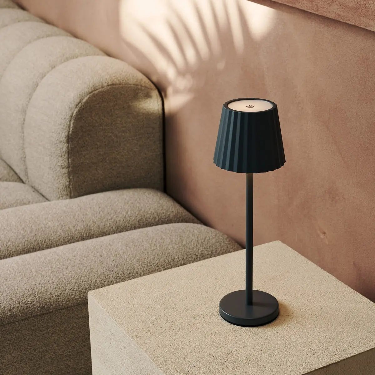 Maya Stone Grey Ribbed Table Lamp Made of Iron – Dimmable Lamp & 3 Light Modes, Rechargeable via Wireless Charging Station Tavellio