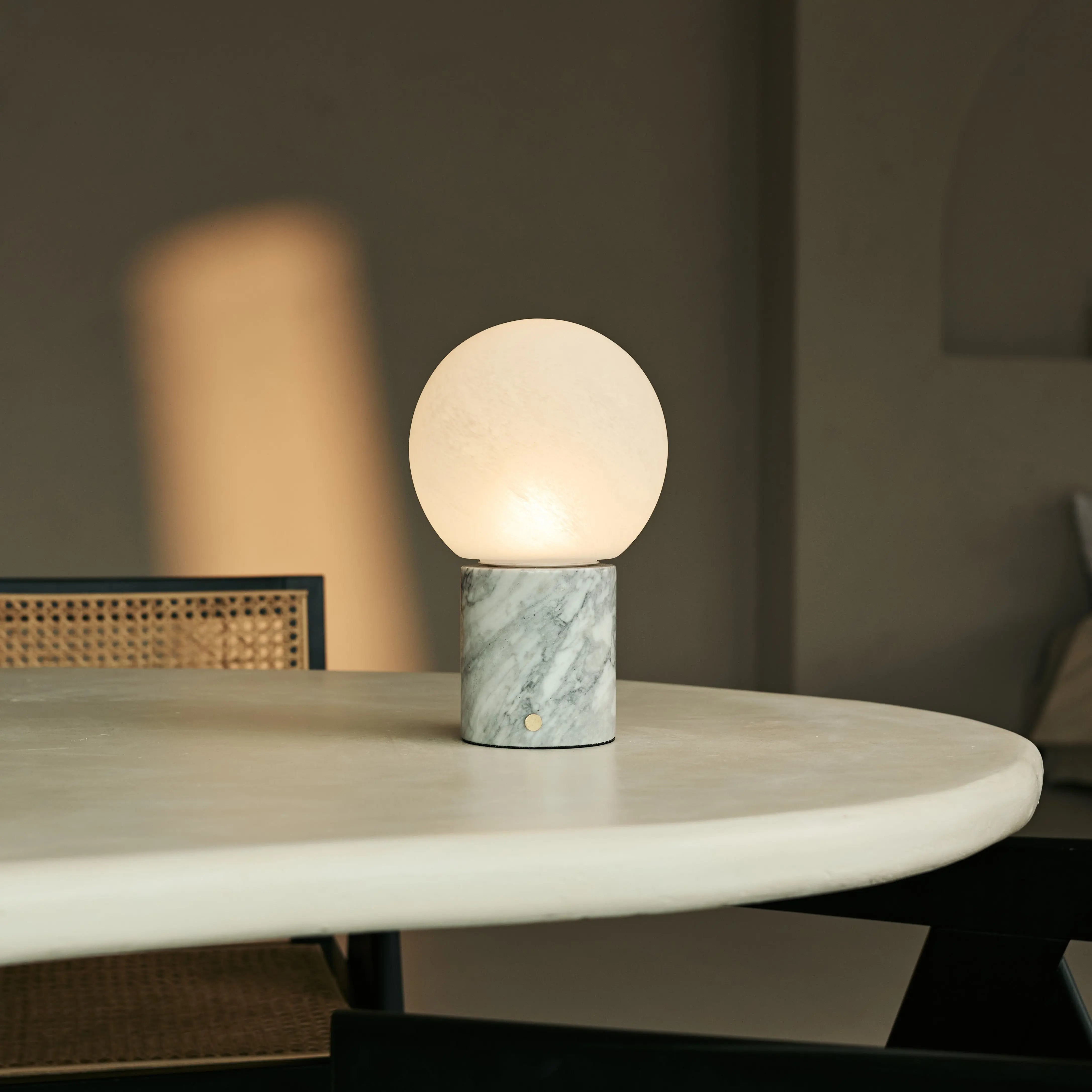 Metsu White / Bianco Statuarietto  – Classic Marble Rechargeable Table Lamp with 3 Light Colors & Dimming Function