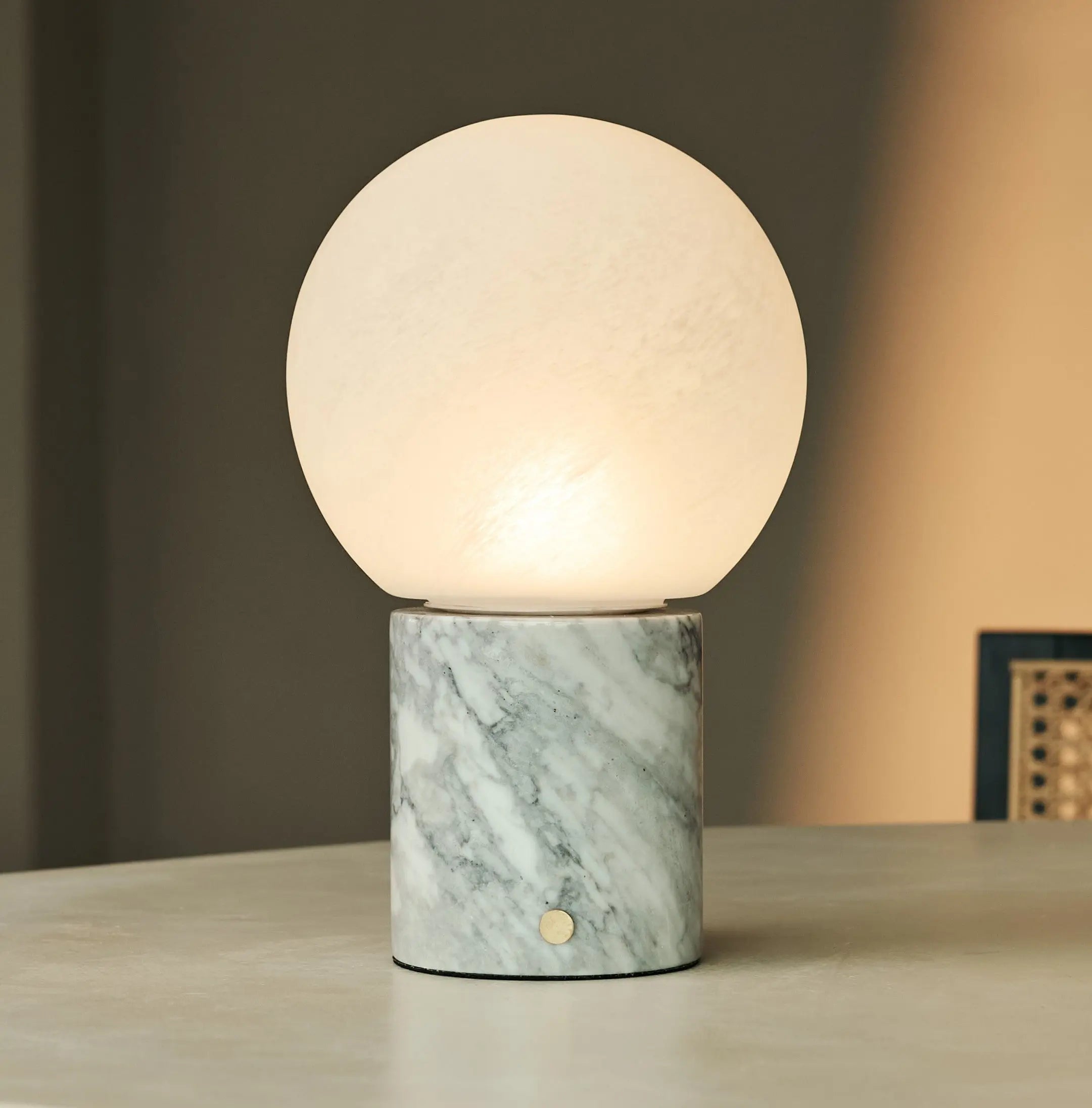 Metsu White / Bianco Statuarietto  – Classic Marble Rechargeable Table Lamp with 3 Light Colors & Dimming Function