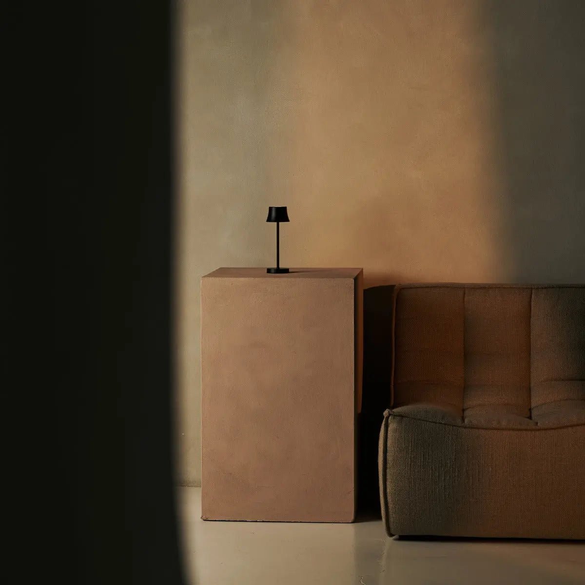 De Pijp Mini Midnight Black Rechargeable Table Lamp – Wireless Charging, Dimmable Lamp & 3 Light Colors Tavellio