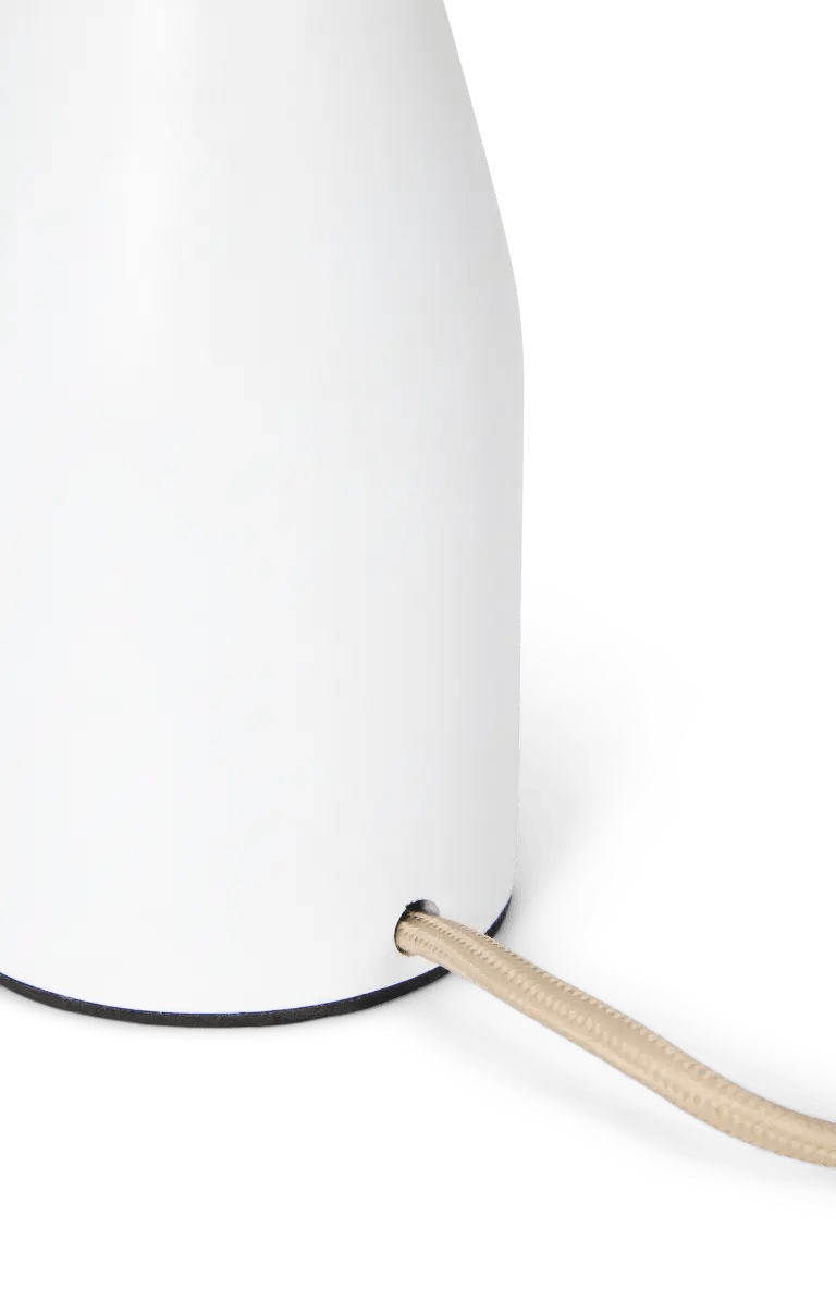 Jape White Metal Table Lamp – Timeless Design, Warm Light, & Elegant Style Tavellio