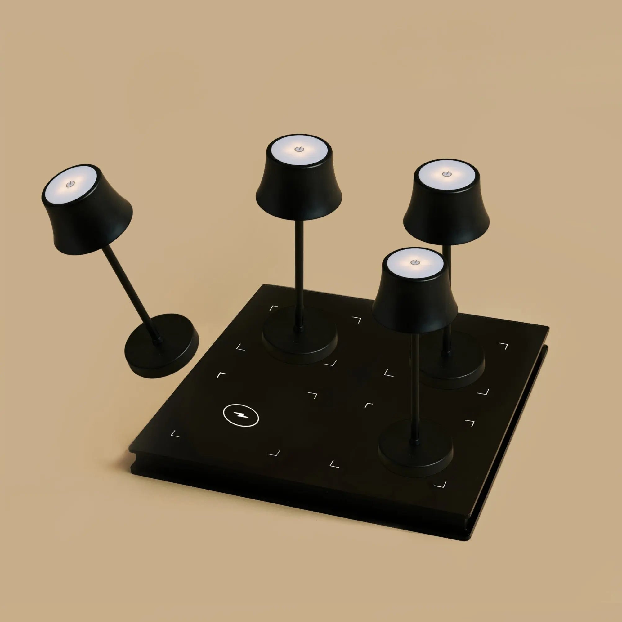 Combi Set Professional – 4 x De Pijp Mini Midnight Black Rechargeable Table Lamps & 1 x Amstel Wireless Charging Station with Qi-Technology – Perfect for Restaurants, Hospitality & Hotels Tavellio