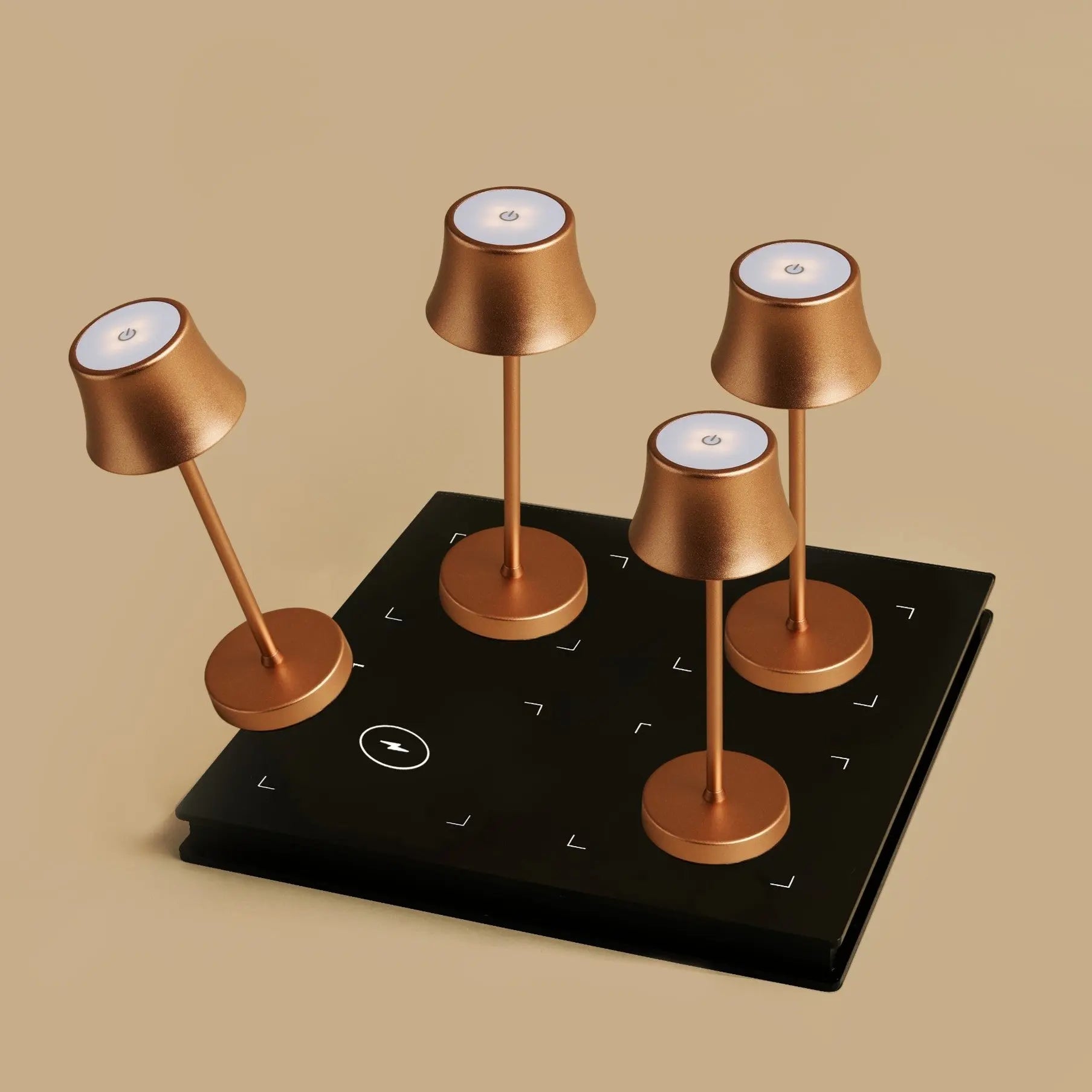 Combi Set Professional – 4 x De Pijp Mini Copper Rechargeable Table Lamps & 1 x Amstel Wireless Charging Station with Qi-Technology – Perfect for Restaurants, Hospitality & Hotels Tavellio