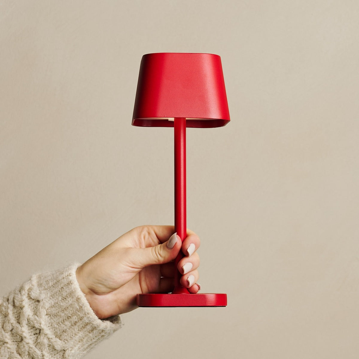 Ava Berry Red - Rechargeable Table Lamp | Stylish, Cordless Lamp & Dimmable Tavellio