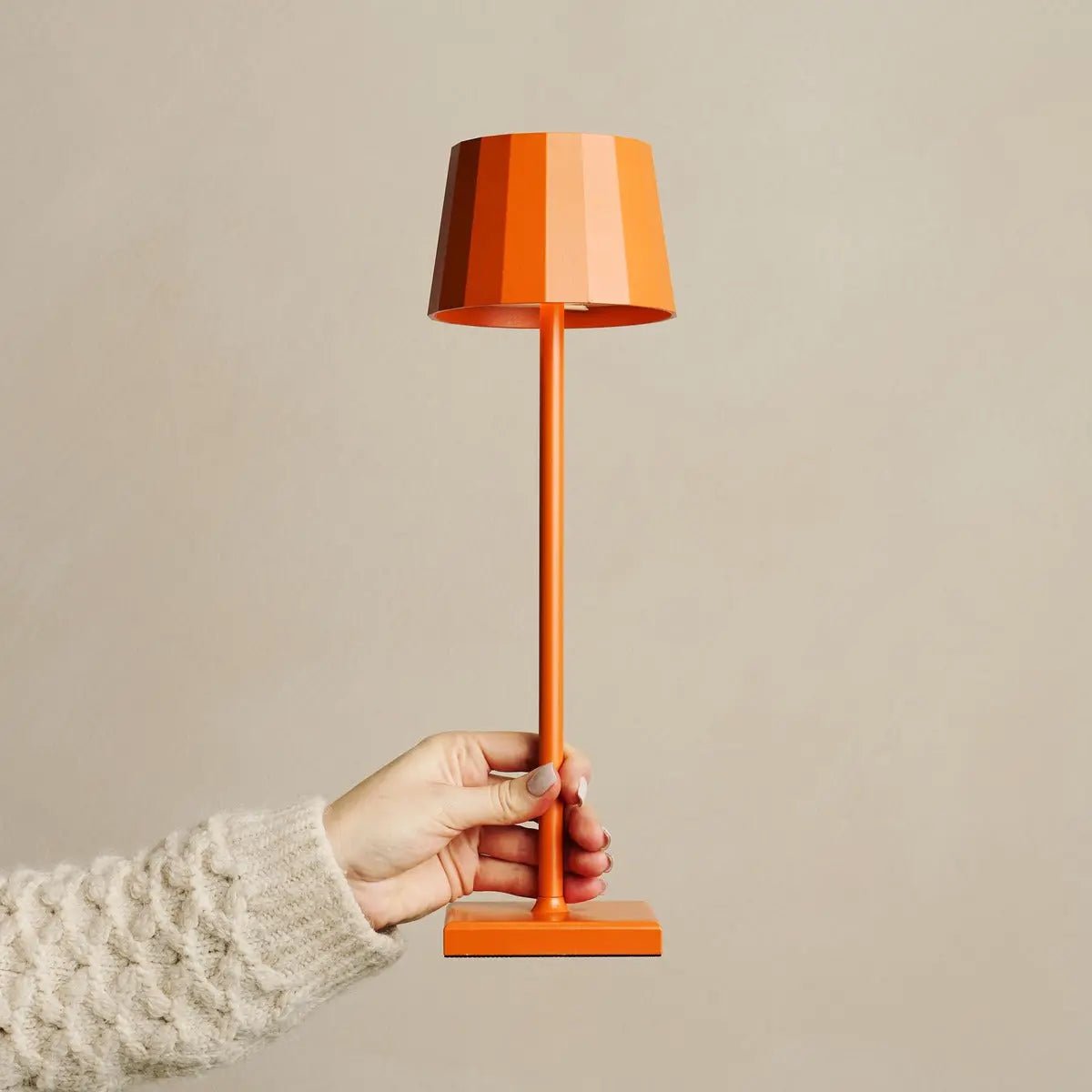 Wouter Orange Blossom Rechargeable Table Lamp – Wireless Charging, Dimmable, 120-Hour Battery Life Tavellio
