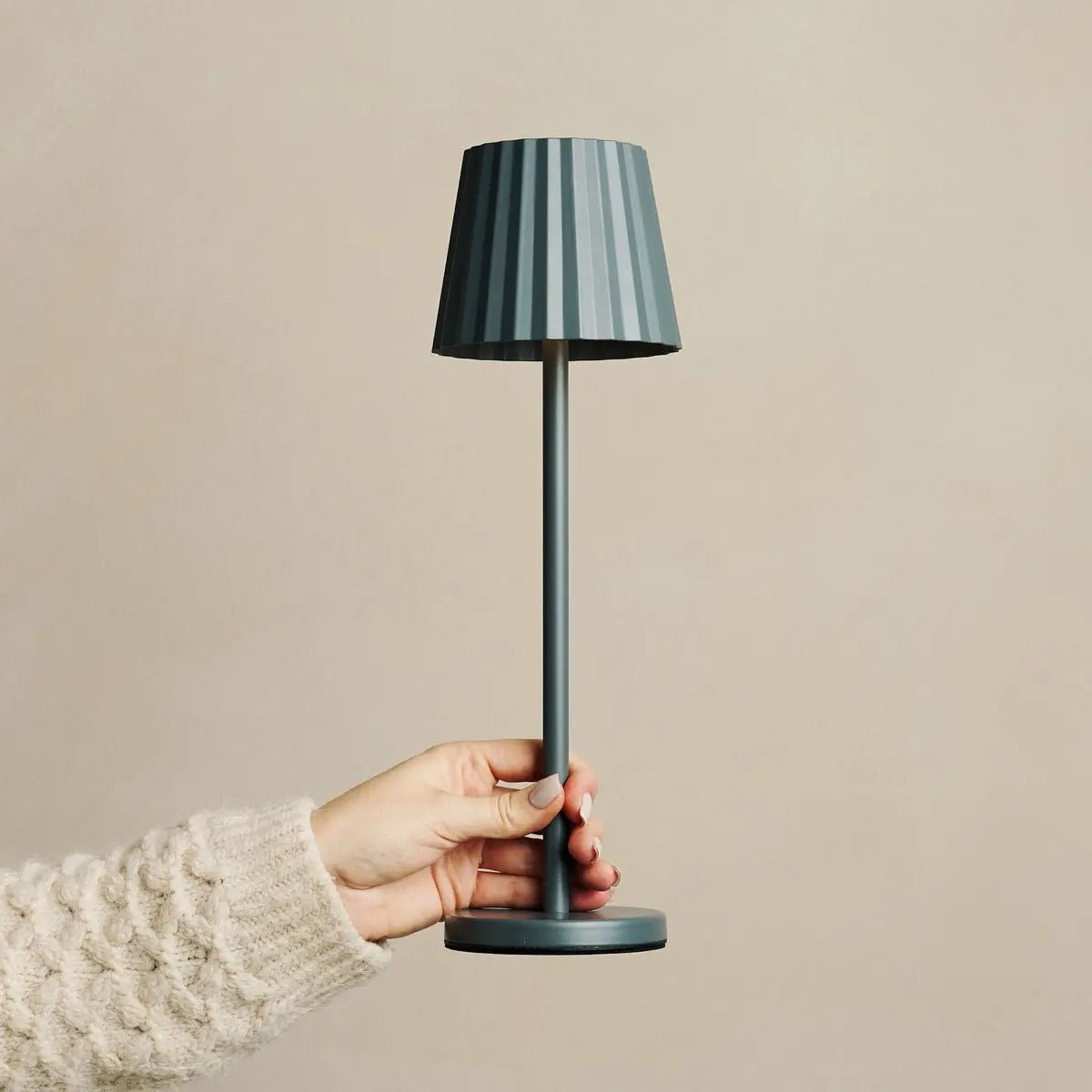 Maya Stone Grey Ribbed Table Lamp Made of Iron – Dimmable Lamp & 3 Light Modes, Rechargeable via Wireless Charging Station Tavellio