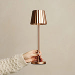Maya Copper Ribbed Table Lamp Made of Iron – Dimmable Lamp & 3 Light Modes, Rechargeable via Wireless Charging Station Tavellio