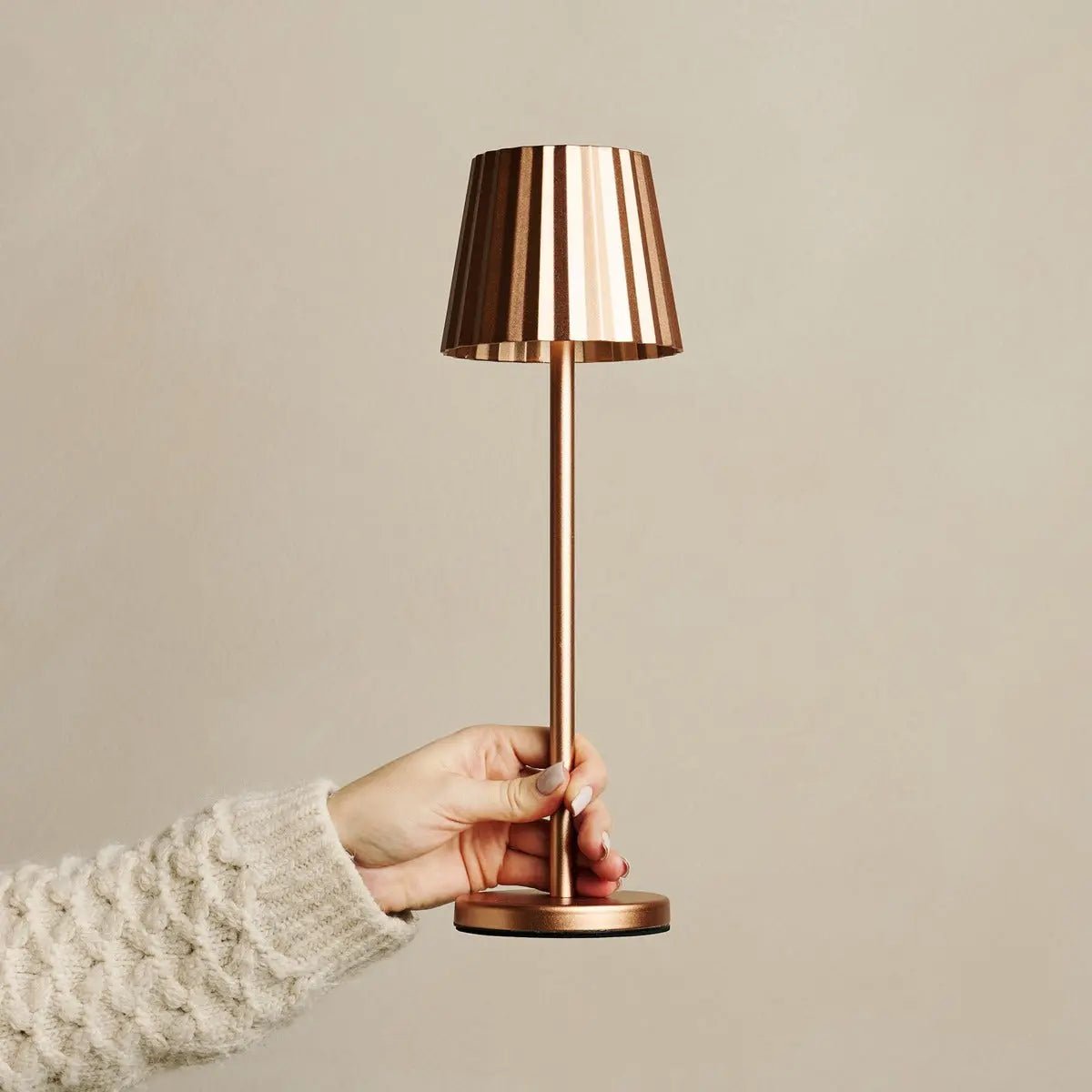 Combi Set Professional – 8 x Maya Copper Rechargeable Table Lamps & 1 x Central Station Wireless Charging Station with Qi-Technology – Perfect for Restaurants, Hospitality & Hotels Tavellio