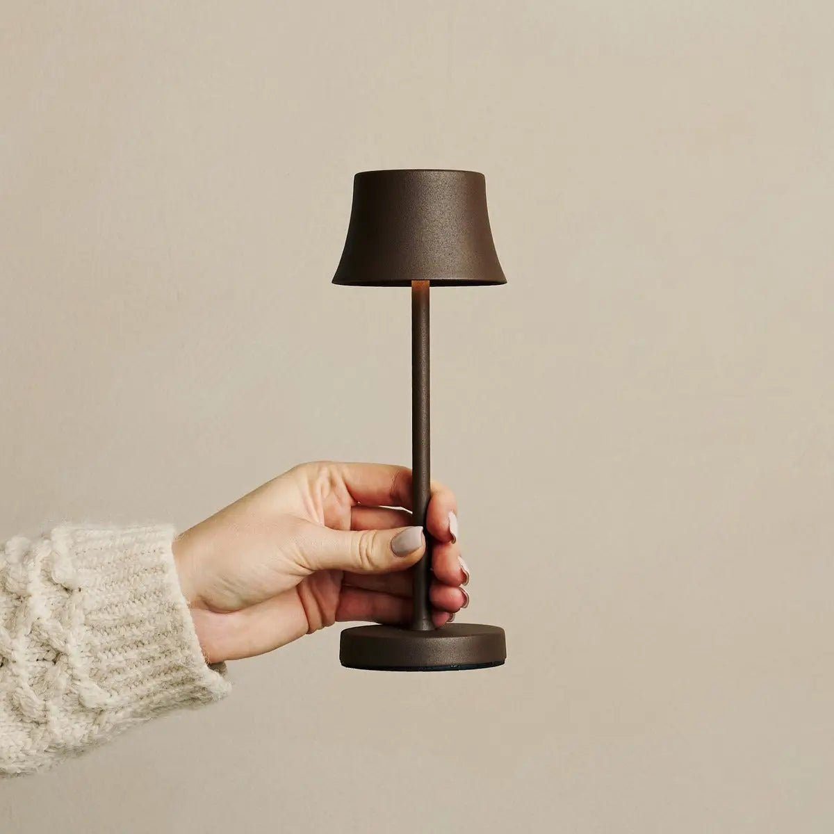 Combi Set Professional – 8 x De Pijp Mini Mocha Brown Rechargeable Table Lamps & 1 x Central Station Wireless Charging Station with Qi-Technology – Perfect for Restaurants, Hospitality & Hotels Tavellio