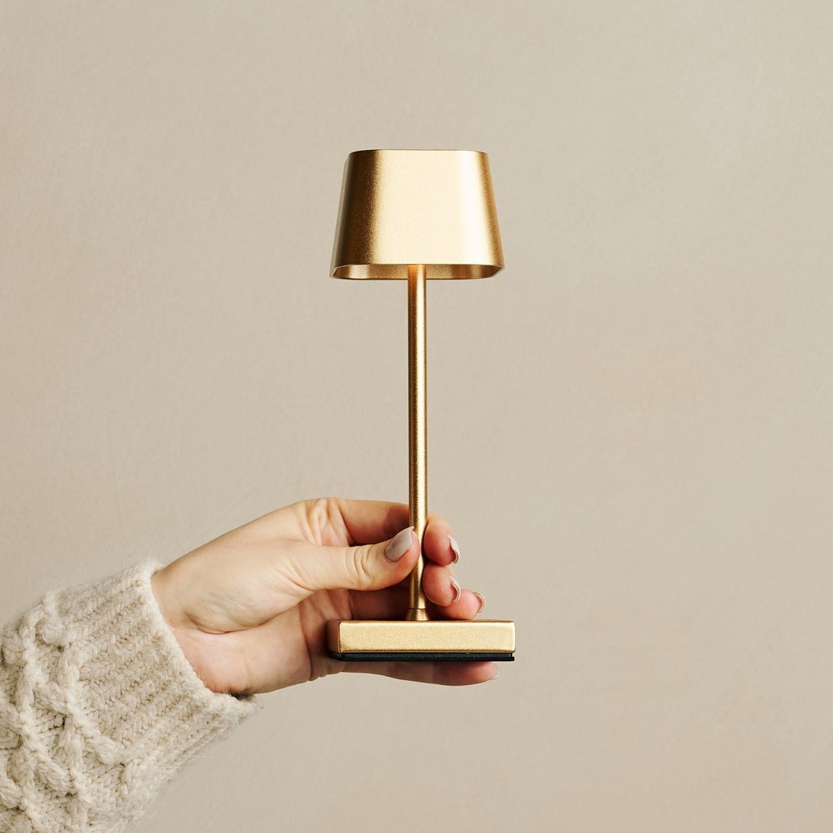 Combi Set Professional – 8 x Sarphati Mini Gold Rechargeable Table Lamps &  1 x Central Station Wireless Charging Station with Qi-Technology – Perfect for Restaurants, Hospitality & Hotels Tavellio