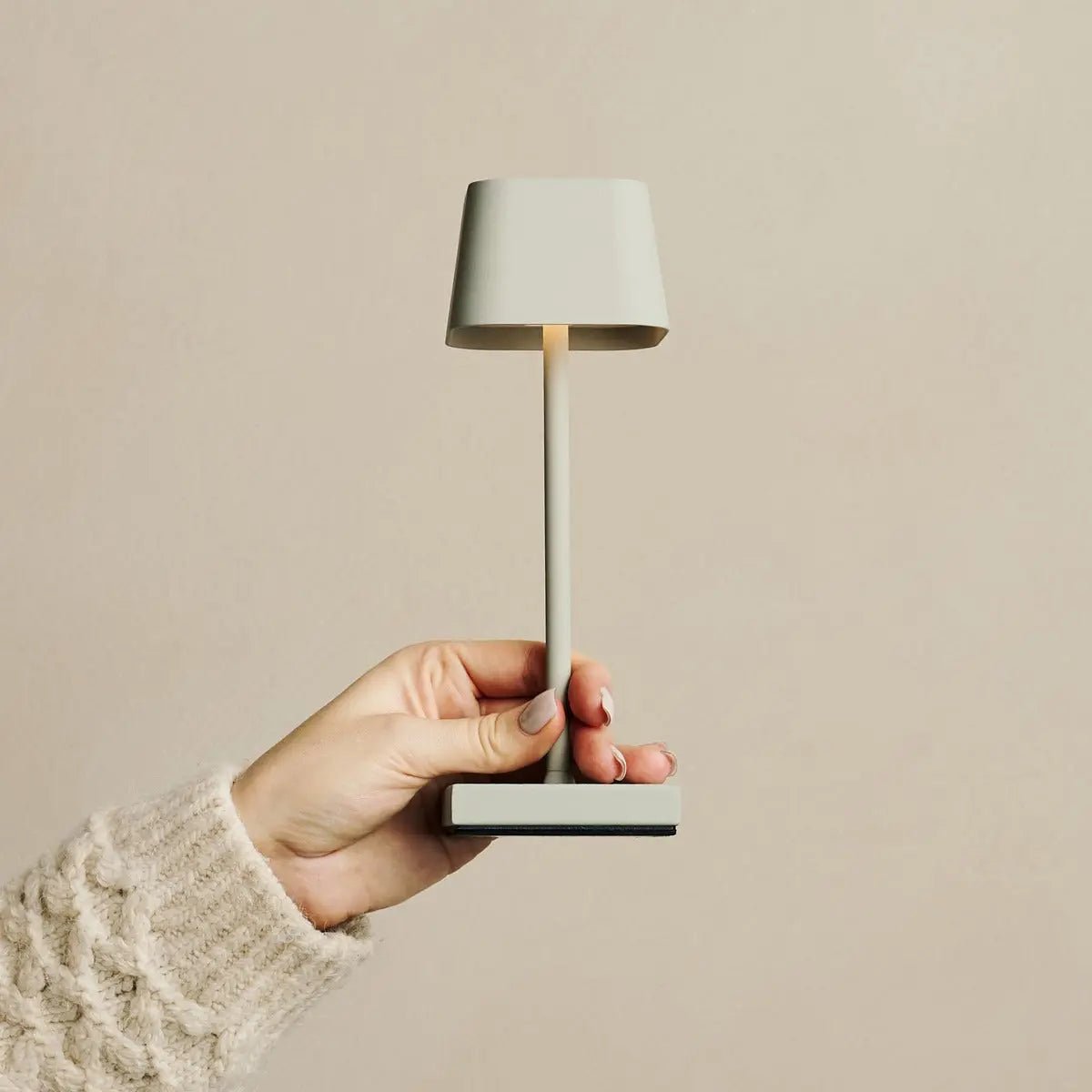 Combi Set Professional – 8 x Sarphati Mini Shadow Grey Rechargeable Table Lamps & 1 x Central Station Wireless Charging Station with Qi-Technology – Perfect for Restaurants, Hospitality & Hotels Tavellio