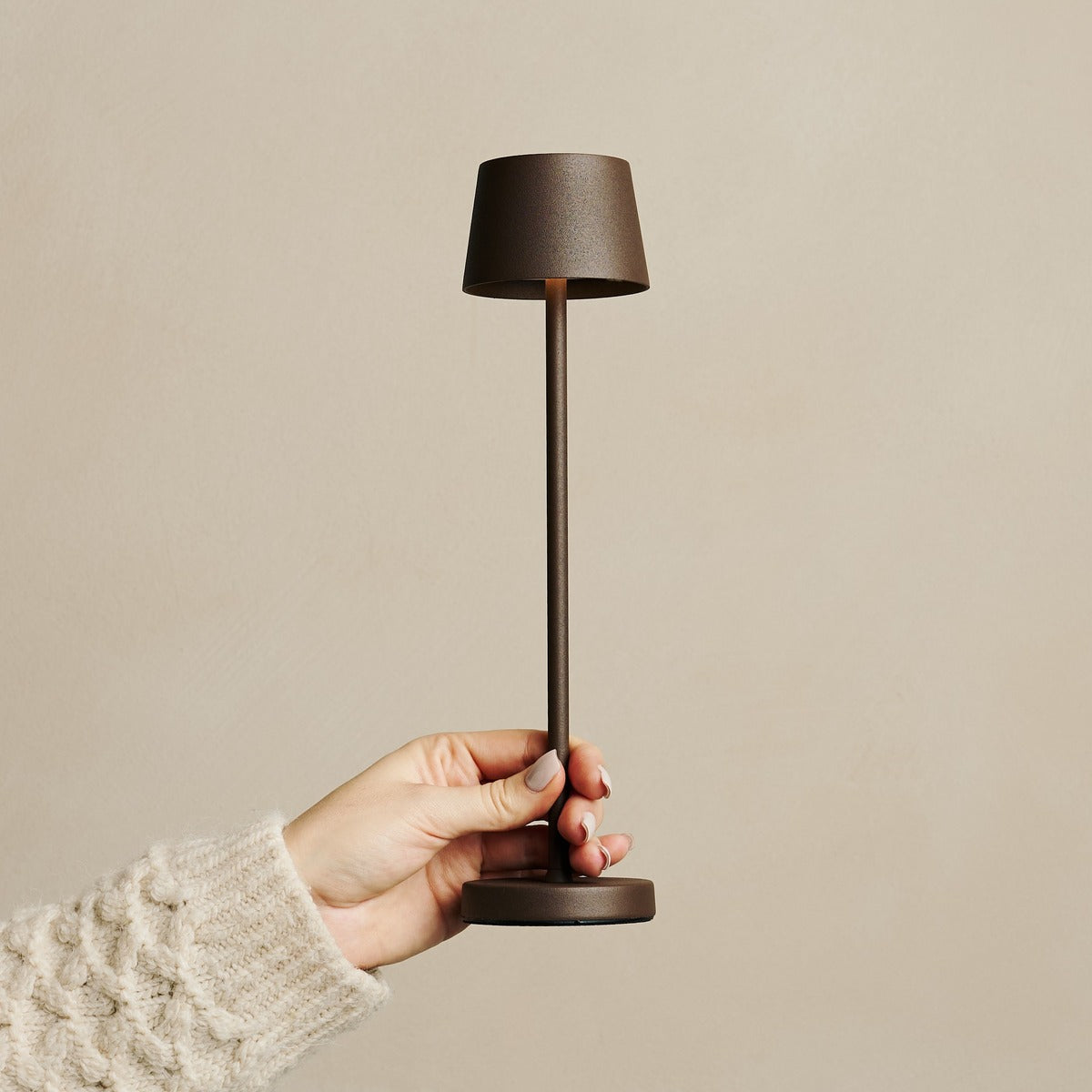 Vondel Mocha Brown Rechargeable and Cordless Lamp Perfect for Hospitality Industry – Wirelessly Rechargeable via Charging Station Tavellio
