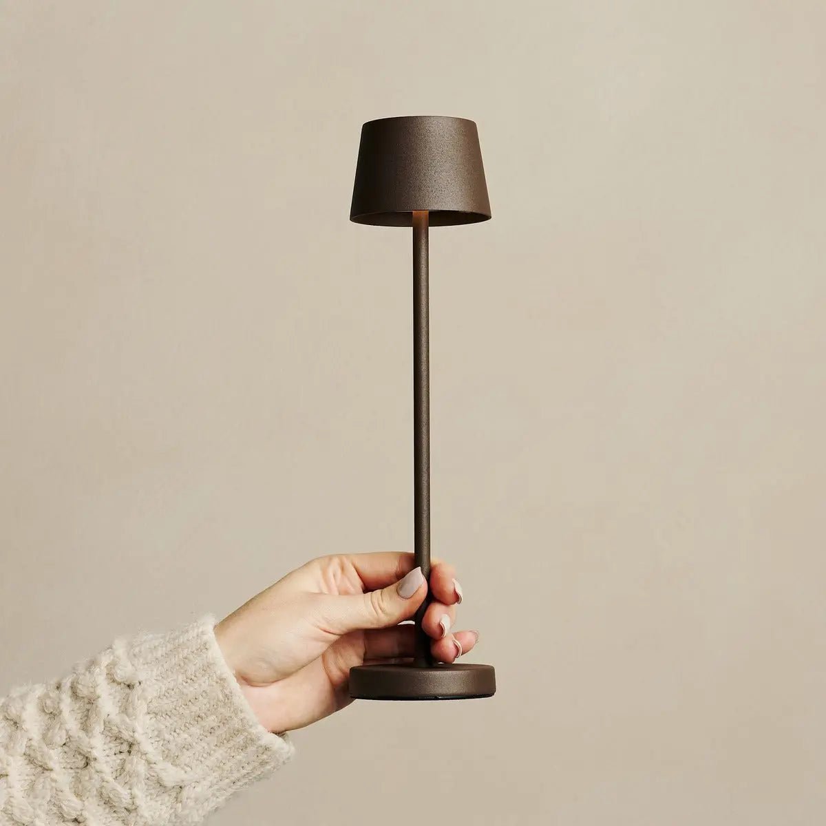 Combi Set Professional – 4 x Vondel Mini Mocha Brown Rechargeable Table Lamps & 1 x Amstel Wireless Charging Station with Q1-Technology Tavellio