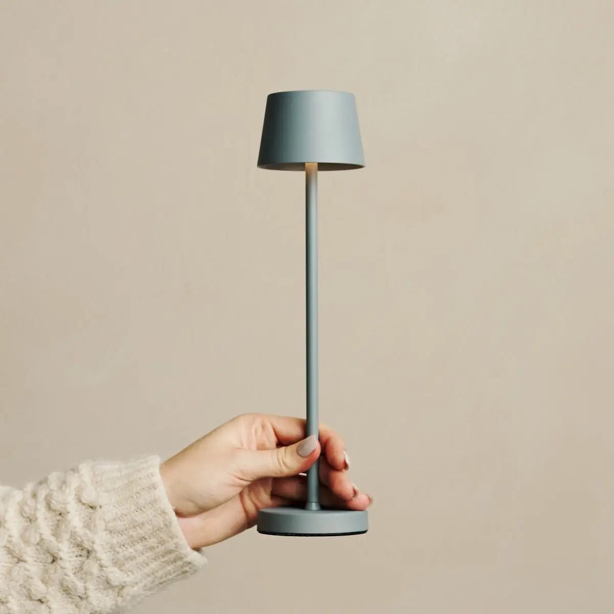 Combi Set Professional – 4 x Vondel Mini Mouse Grey Rechargeable Table Lamps & 1 x Amstel Wireless Charging Station with Q1-Technology Tavellio