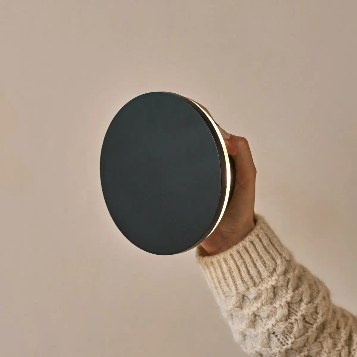 Lou Black Cordless Wall Light – Rechargeable & Dimmable with Touch Control Tavellio