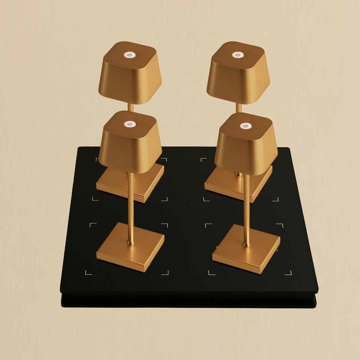 Combi Set Professional – 4 x Sarphati Mini Gold Rechargeable Table Lamps & 1 x Amstel Wireless Charging Station with Qi-Technology & Perfect for Restaurants, Hospitality & Hotels Tavellio