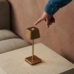 Combi Set Professional – 8 x Sarphati Mini Gold Rechargeable Table Lamps &  1 x Central Station Wireless Charging Station with Qi-Technology – Perfect for Restaurants, Hospitality & Hotels Tavellio