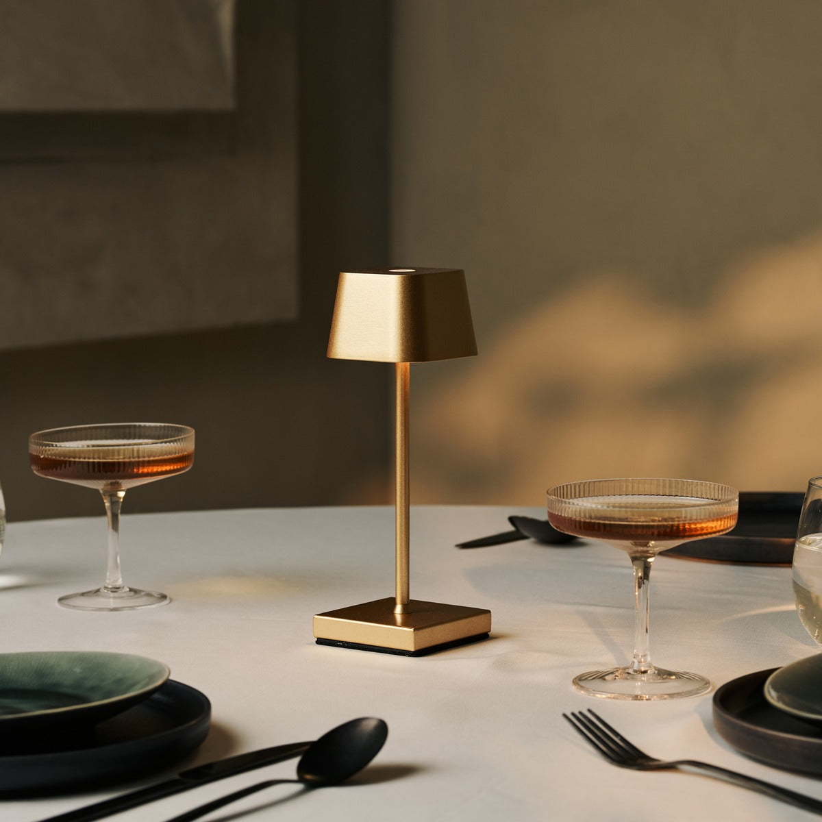 Combi Set Professional – 8 x Sarphati Mini Gold Rechargeable Table Lamps &  1 x Central Station Wireless Charging Station with Qi-Technology – Perfect for Restaurants, Hospitality & Hotels Tavellio