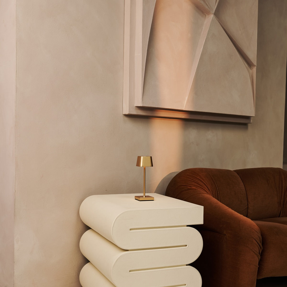 Combi Set Professional – 8 x Sarphati Mini Gold Rechargeable Table Lamps &  1 x Central Station Wireless Charging Station with Qi-Technology – Perfect for Restaurants, Hospitality & Hotels Tavellio