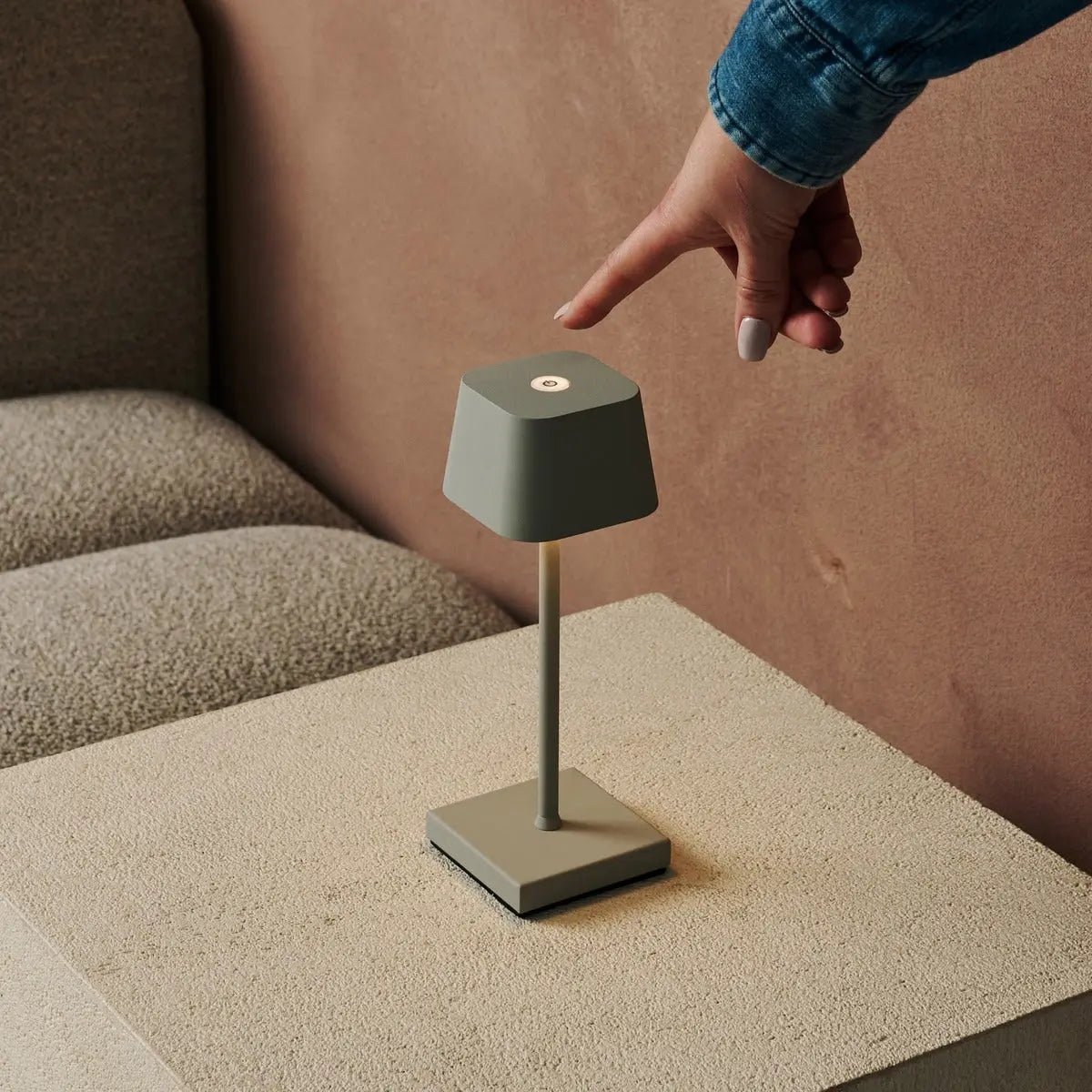 Combi Set Professional – 8 x Sarphati Mini Shadow Grey Rechargeable Table Lamps & 1 x Central Station Wireless Charging Station with Qi-Technology – Perfect for Restaurants, Hospitality & Hotels Tavellio
