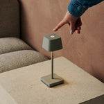Combi Set Professional – 8 x Sarphati Mini Shadow Grey Rechargeable Table Lamps & 1 x Central Station Wireless Charging Station with Qi-Technology – Perfect for Restaurants, Hospitality & Hotels Tavellio