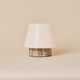 Hooch oplaadbare tafellamp met tapse witte glazen kap en zilverkleurige travertin voet, studiofoto