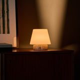 Hooch oplaadbare tafellamp met travertin voet, warm licht naast ingelijst kunstwerk op dressoir