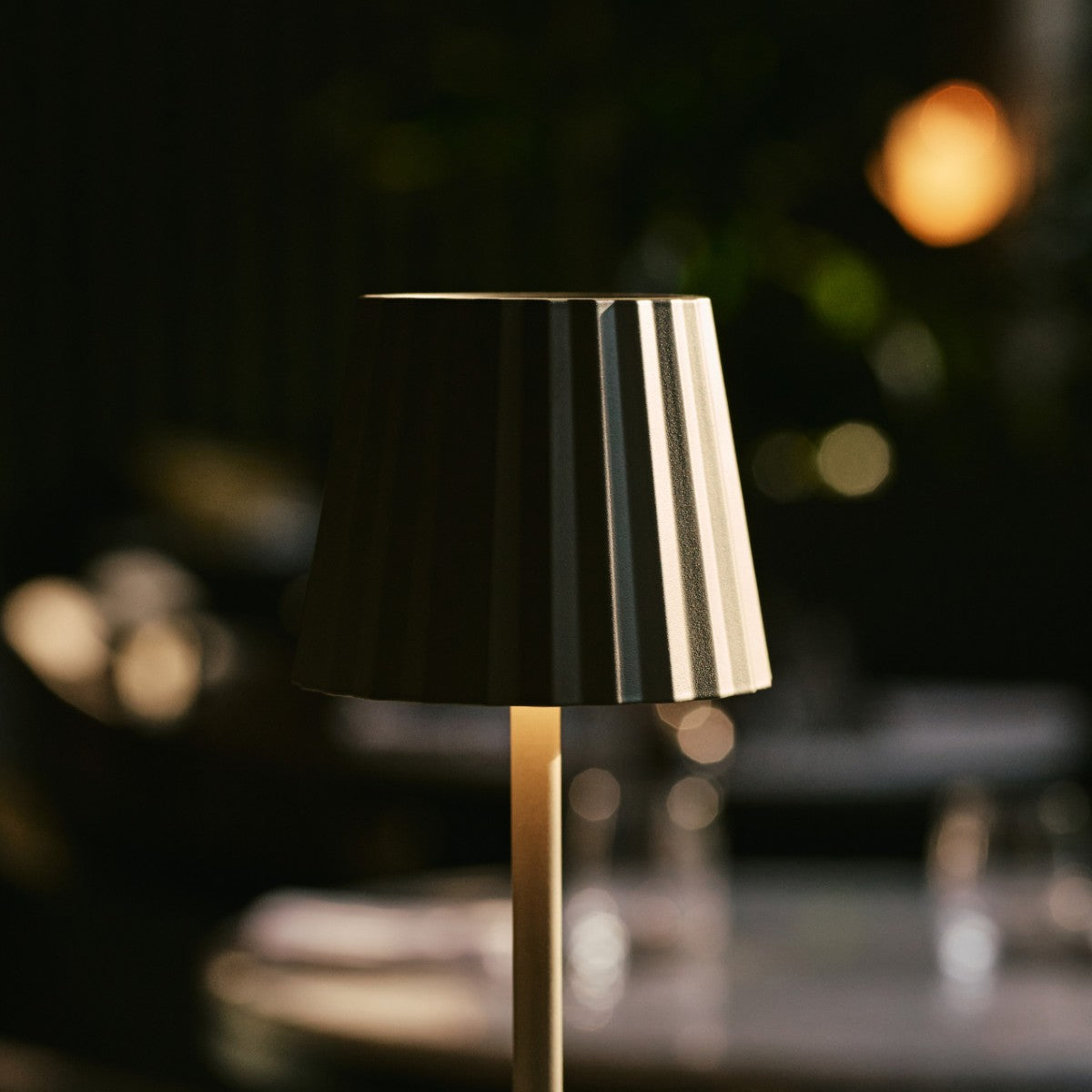 Maya Olive Green Ribbed Table Lamp Made of Iron – Dimmable Lamp & 3 Light Modes, Rechargeable via Wireless Charging Station