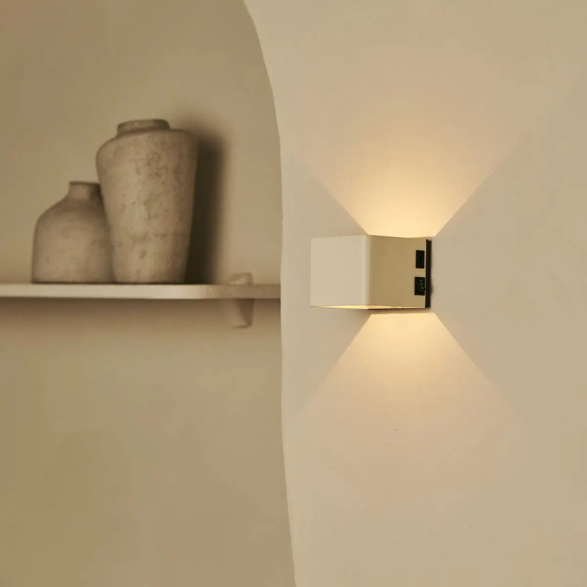 Tess Vanilla Rechargeable Wall Lamp – Motion sensor, 20 Different Light Modes, Dimmable, Magnetic Suspension System Lamp & Including Remote Control